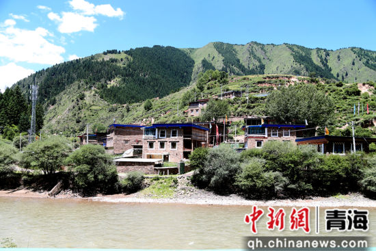 图为藏式碉楼。张忠苹摄 图为藏式碉楼。张忠苹摄