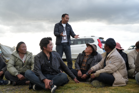 图为巴登求扎向牧民介绍牦牛险业务。 何欣然摄 图为巴登求扎向牧民介绍牦牛险业务。 何欣然摄