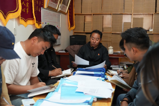 图为巴登求扎团队在平安产险西藏比如支公司开展日常会议。 何欣然摄 图为巴登求扎团队在平安产险西藏比如支公司开展日常会议。 何欣然摄