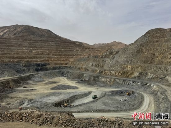 图为夏日哈木镍钴露天矿区。孙睿 摄