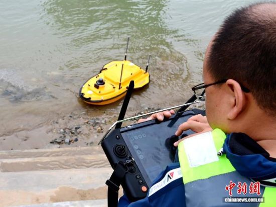 资料图为青海水文工作人员操作无人船。青海省水利厅供图 资料图为青海水文工作人员操作无人船。青海省水利厅供图