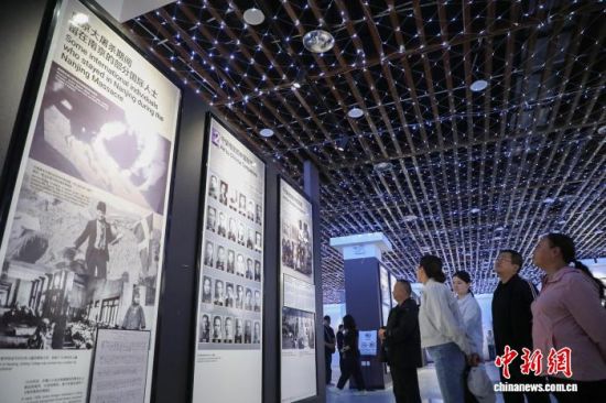 图为游客正在观展。马铭言 摄 图为游客正在观展。马铭言 摄