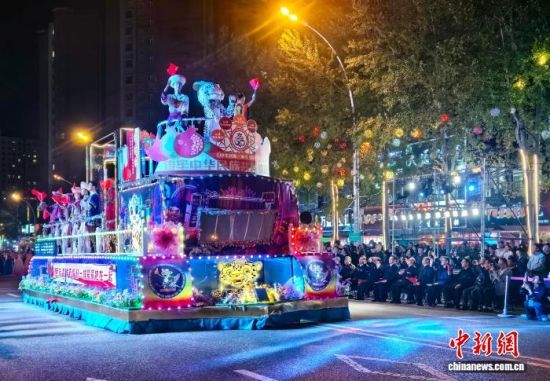 图为民族团结主题花车巡游。祁绣娟摄