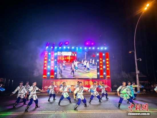 图为启动仪式上各民族特色舞蹈展演现场。祁绣娟摄