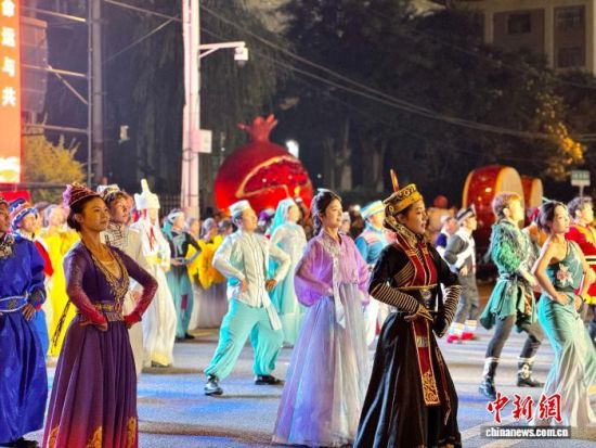 图为启动仪式上各民族特色舞蹈展演现场。祁绣娟 摄