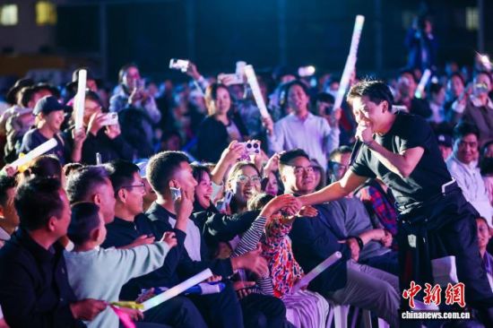 图为音乐会现场，歌手与台下观众互动。薛蒂 摄