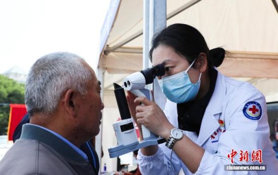 资料图为医护人员为西宁市民义诊。马铭言 摄