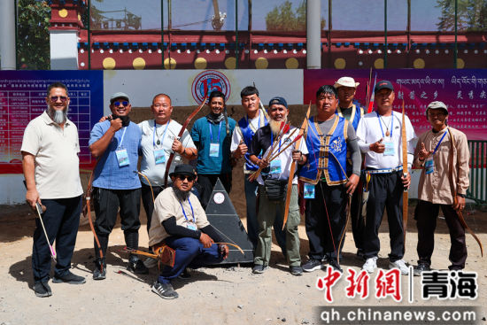 图为中外选手在比赛中互动并合影。薛蒂 摄 图为中外选手在比赛中互动并合影。薛蒂 摄