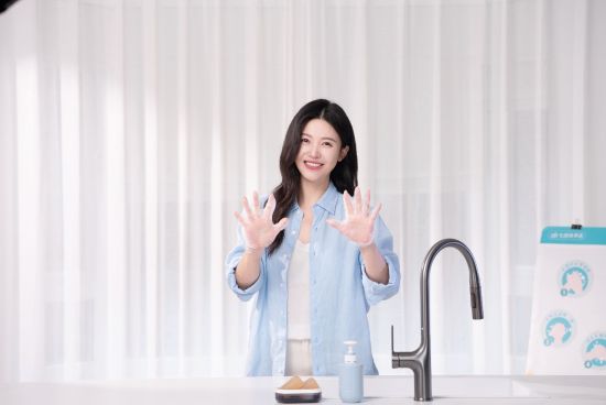 杨子姗示范七步洗手法。 杨子姗示范七步洗手法。