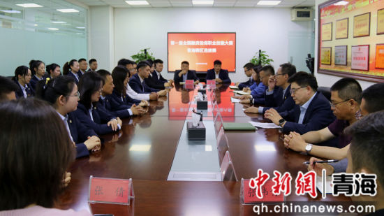 图为面试环节前,主考官为参赛选手宣读面试细则。陈宗淇 摄 图为面试环节前,主考官为参赛选手宣读面试细则。陈宗淇 摄