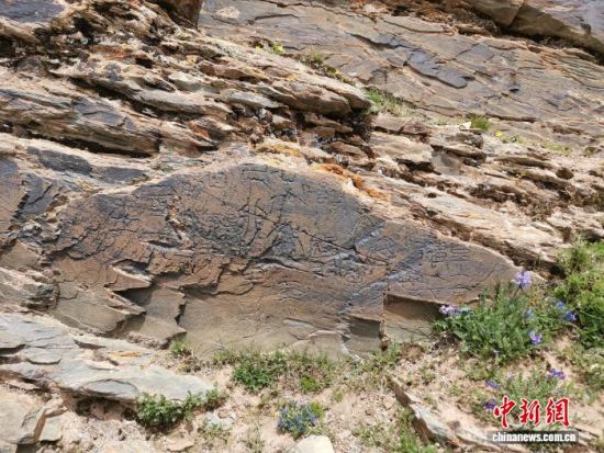 资料图为2020年7月5日,在黄河源区扎陵湖北岸、青海省果洛藏族自治州玛多县拍摄的该石刻。陈晓良 摄 资料图为2020年7月5日,在黄河源区扎陵湖北岸、青海省果洛藏族自治州玛多县拍摄的该石刻。陈晓良 摄