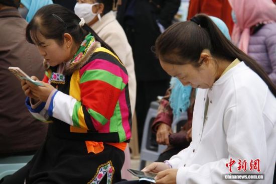 图为活动现场,民众代表在手机上做知识竞答。陈宗淇 摄 图为活动现场,民众代表在手机上做知识竞答。陈宗淇 摄