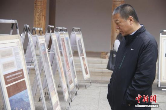 图为活动现场,民众观看活动宣传展板。陈宗淇 摄 图为活动现场,民众观看活动宣传展板。陈宗淇 摄