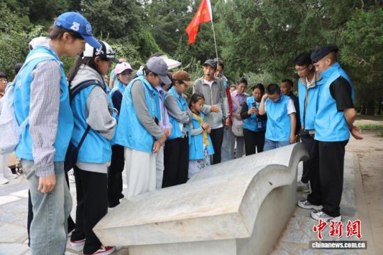 图为玉树青少年走进圆明园。张海雯摄 图为玉树青少年走进圆明园。张海雯摄