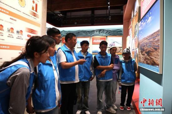 图为玉树青少年在蒙藏学校旧址参观。张海雯摄 图为玉树青少年在蒙藏学校旧址参观。张海雯摄