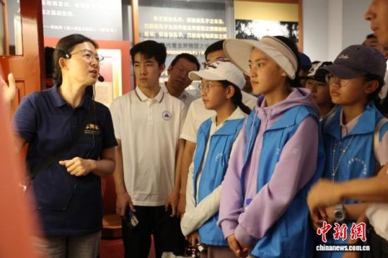 图为玉树青少年在北大红楼参观。张海雯摄 图为玉树青少年在北大红楼参观。张海雯摄