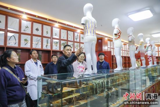 图为媒体代表参观果洛藏族自治州藏医医疗集团总院。马铭言 摄