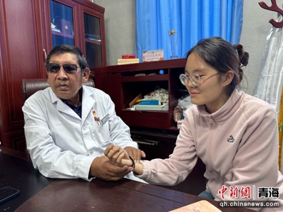 图为媒体代表体验藏医问诊。陈宗淇 摄