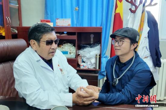 图为东杰为媒体记者把脉问诊。丁虎 摄 图为东杰为媒体记者把脉问诊。丁虎 摄