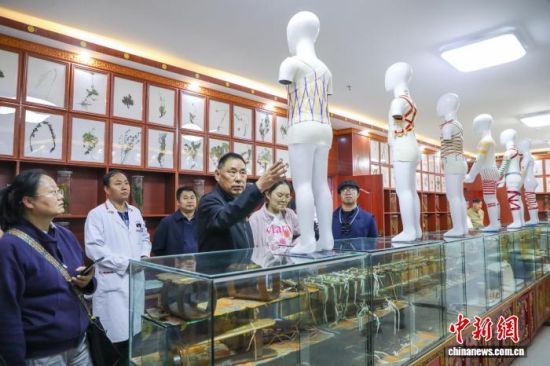 图为媒体记者参观果洛州藏医院。马铭言 摄 图为媒体记者参观果洛州藏医院。马铭言 摄