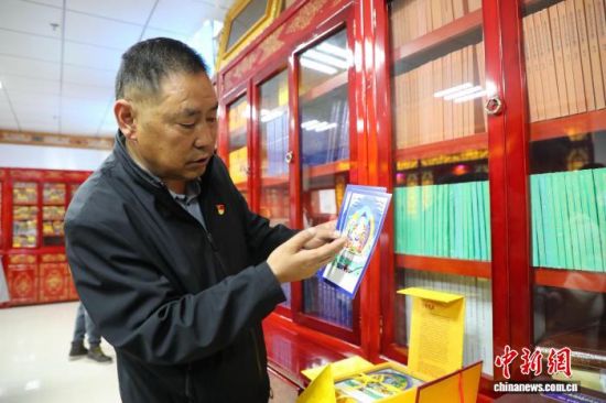 图为果洛州藏医院党委书记卓玛才旦介绍医院整理收藏的藏医药古籍。马铭言 摄 图为果洛州藏医院党委书记卓玛才旦介绍医院整理收藏的藏医药古籍。马铭言 摄