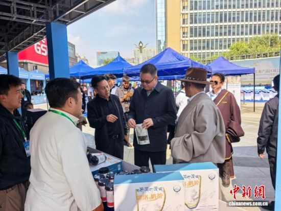 图为发布会现场，参会人员了解果洛特色农畜产品。　　　果洛州农牧局供图