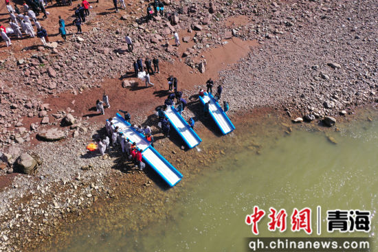 图为航拍增殖放流现场。 玛尔挡水电站供图 图为航拍增殖放流现场。 玛尔挡水电站供图