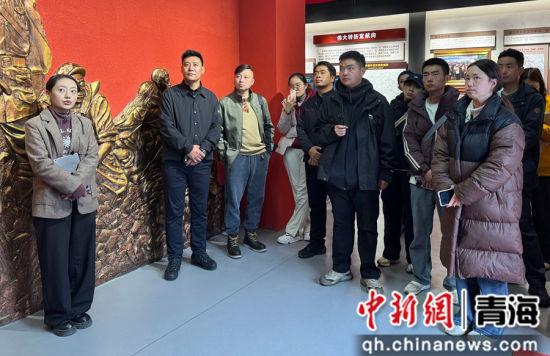 图为采访团参观玛沁县铸牢中华民族共同体意识教育实践基地。陈宗淇 摄