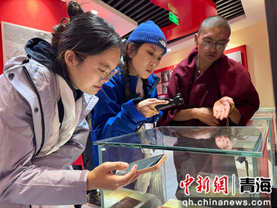 图为采访团走进达日县民族团结进步教育基地。陈宗淇 摄