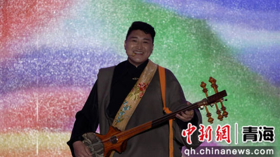 图为扎木念弹唱。共和融媒供图