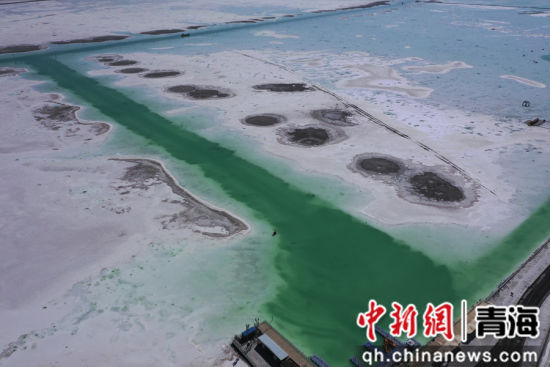 图为茶卡盐湖景区一景。 张忠苹 摄