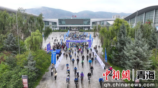 图为车手们从起点出发。 马铭言 摄