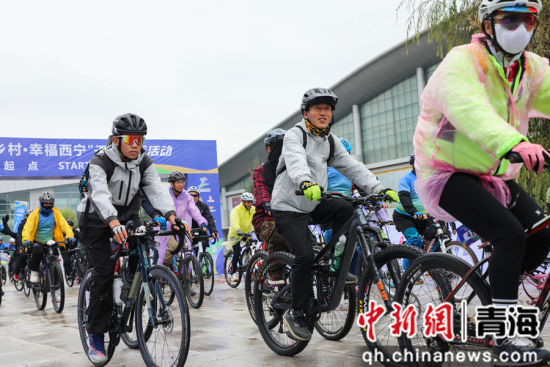 图为车手们从起点出发。 马铭言 摄