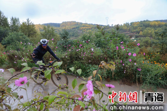 图为车手在乡村田野间骑行。 马铭言 摄