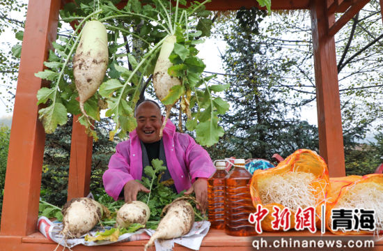 图为比赛终点处设置的特色农产品展销区。 马铭言 摄