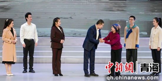 图为活动现场剧情演绎,从不同时期、不同角度,讲述了天佑德酒厂的发展历程。天佑德青稞酒供图 图为活动现场剧情演绎,从不同时期、不同角度,讲述了天佑德酒厂的发展历程。天佑德青稞酒供图