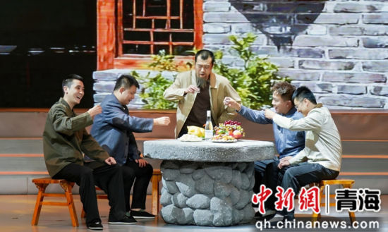 图为活动现场剧情演绎,从不同时期、不同角度,讲述了天佑德酒厂的发展历程。天佑德青稞酒供图 图为活动现场剧情演绎,从不同时期、不同角度,讲述了天佑德酒厂的发展历程。天佑德青稞酒供图