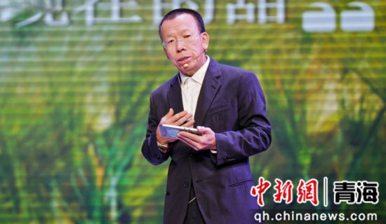 图为天佑德青稞酒股份有限公司董事长李银会进行主题演讲。天佑德青稞酒供图 图为天佑德青稞酒股份有限公司董事长李银会进行主题演讲。天佑德青稞酒供图