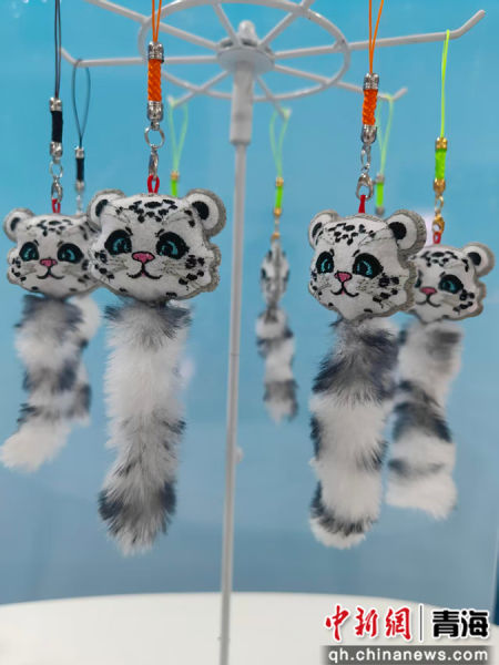 图为雪豹挂件。 侯磊 供图 图为雪豹挂件。 侯磊 供图