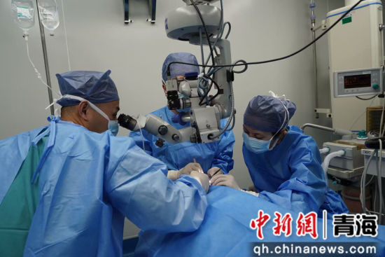 图为手术现场。西宁市第一人民医院供图