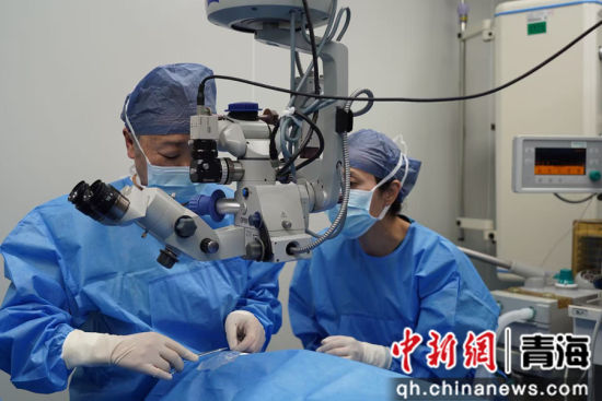 图为手术现场。西宁市第一人民医院供图