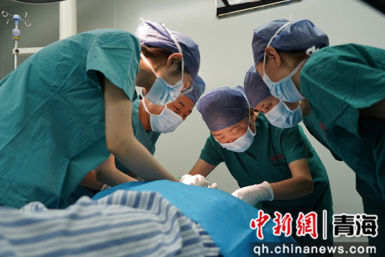 图为手术现场。西宁市第一人民医院供图