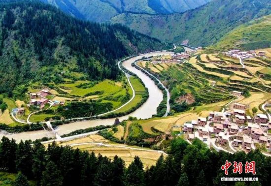 图为班前村与玛可河林场全景,村庄与原始森林错落呼应。尕藏扎西供图 图为班前村与玛可河林场全景,村庄与原始森林错落呼应。尕藏扎西供图