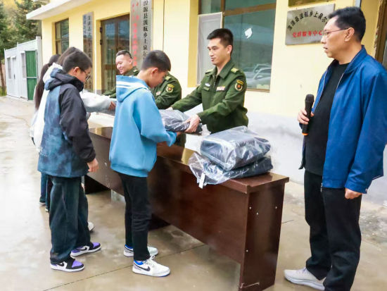 图为现场发放学习用品。姜艳芳 摄 图为现场发放学习用品。姜艳芳 摄