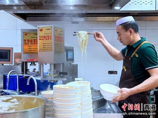 图为“铁面匠”拉面出锅。李隽 摄