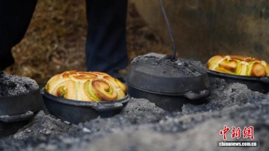 图为新鲜出炉的焪锅馍馍。严静怡 摄