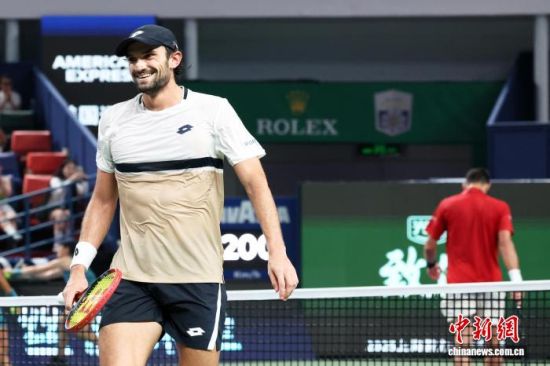 10月11日,在旗忠网球中心进行的2025上海网球大师赛男子单打半决赛中,摩纳哥选手瓦舍罗以2比0战胜塞尔维亚名将德约科维奇闯入决赛。图为瓦舍罗赢球后露出胜利的笑容。 中新社记者 汤彦俊 摄 10月11日,在旗忠网球中心进行的2025上海网球大师赛男子单打半决赛中,摩纳哥选手瓦舍罗以2比0战胜塞尔维亚名将德约科维奇闯入决赛。图为瓦舍罗赢球后露出胜利的笑容。 中新社记者 汤彦俊 摄