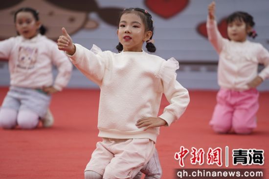 ͼϊ�ຣʦ����ѧ����ʵ����ѧ�ڶ�ʮ���조��ƻ����у԰�ļ��������ϵ��ݳ����ຣʦ����ѧ����ʵ����ѧ��ͼ