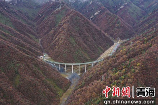 图为扎碾公路一景。 张忠苹 摄