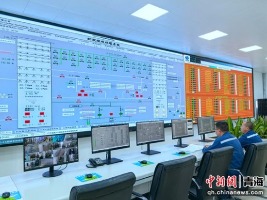 图为工作人员正在监测脱硫吸收塔系统运行情况。 李隽 摄